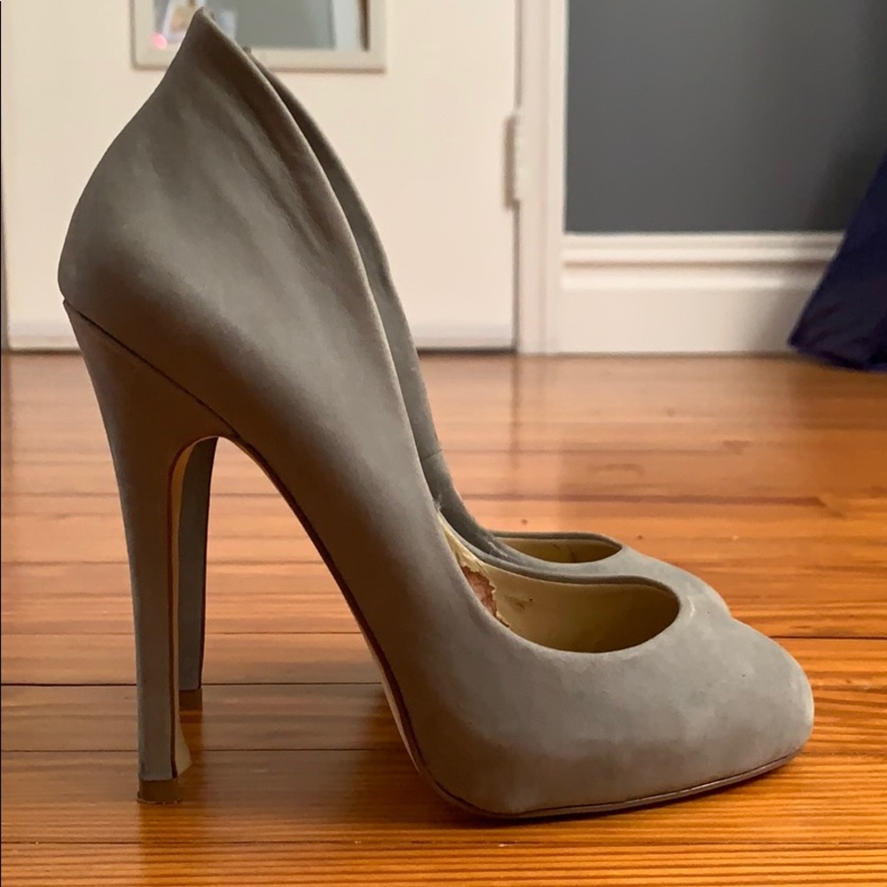Gray Suede round toe pumps